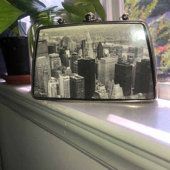 Cute, unique purse with a New York City skyline - Picture 6 of 6